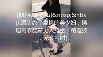 《捉奸門事件》一群社会小青年殴打出轨男女让他俩脱光现场啪啪吓的不硬就用饮料瓶手指虐阴满嘴粗口这帮小杂碎胆真大完整时长