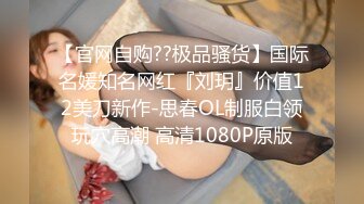 商场女厕全景偷拍 破洞牛仔少妇的极品小黑鲍