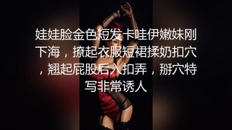 双飞女友的00后闺蜜，紧嫩滑,两人跪舔一根鸡巴