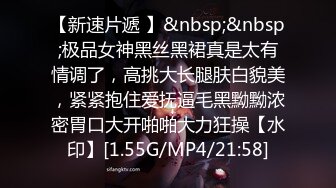 商场厕拍系列38 戴着大金链子的社会姐很仔细的摩擦阴唇很大的毛穴